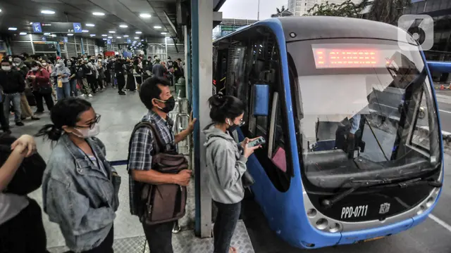 FOTO: Usai Libur Lebaran, Penumpang Bus Transjakarta Kembali Padat