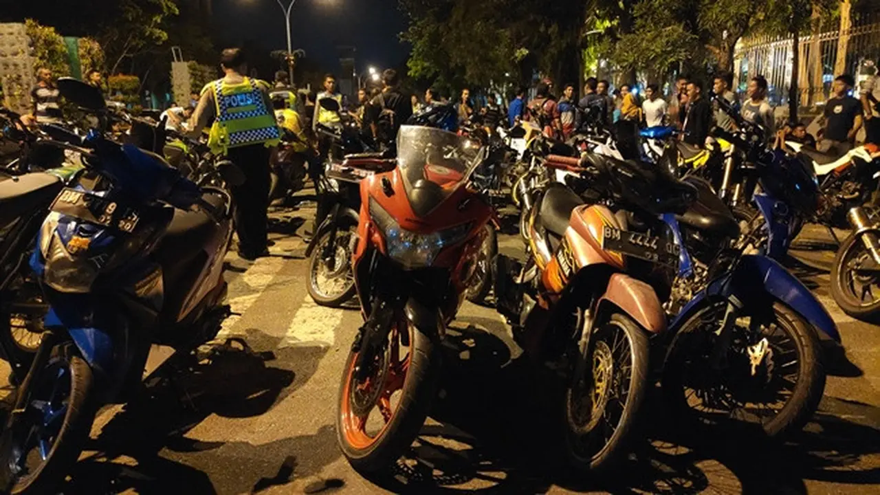 Sepeda motor yang diduga digunakan untuk balapan liar dijejer polisi sebelum dimasukkan ke truk.