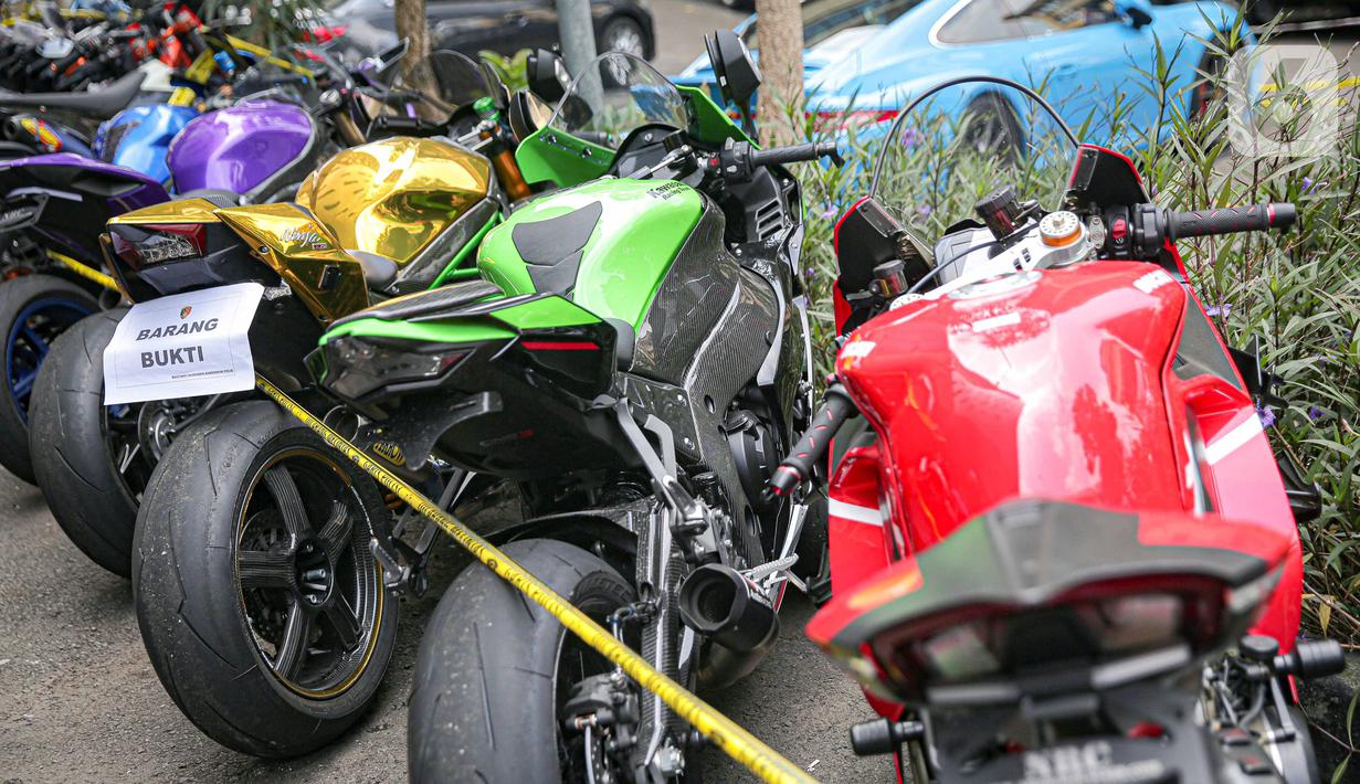 Motor gede (moge) sitaan milik tersangka Quotex, Doni Salmanan terparkir di halaman Bareskrim Polri, Jakarta, Senin (14/3/2022). Bareskrim Polri menetapkan Doni Salmanan sebagai tersangka kasus dugaan penipuan hingga tindak pidana pencucian uang (TPPU) platform Quotex. (Liputan6.com/Faizal Fanani)