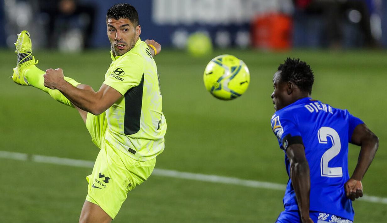 Striker Atletico Madrid, Luis Suarez, saat melawan Getafe pada laga Liga Champions di Stadion Alfonso Perez, Sabtu (13/3/2021). Kedua tim bermain imbang 0-0. (AP/Manu Fernandez)