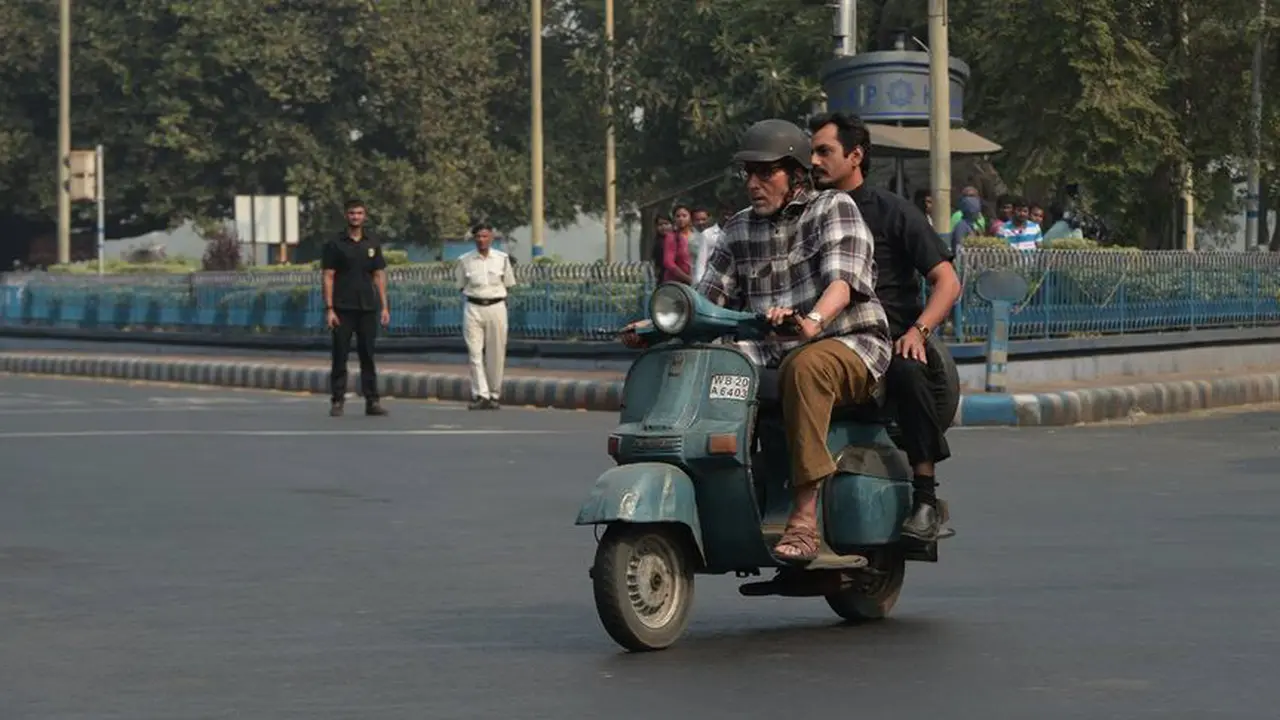 Yuhu, Amitabh Bachchan Keliling Kota Naik Vespa Jadul