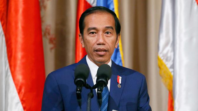 Presiden Joko Widodo (Jokowi) memberikan keterangan pers usai menggelar pertemuan bilateral di Istana Malacanang di Manila, Filipina, Jumat (28/4). (AP Photo / Bullit Marquez)