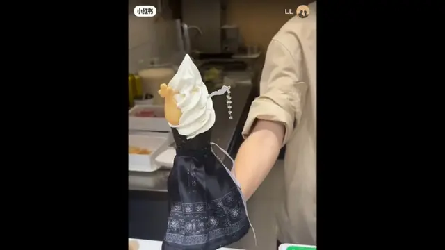 Salah satu kedai es krim di China menjual menu es krim dengan tambahan rok di bagian cone-nya. (Twitte/@PeopleChina)