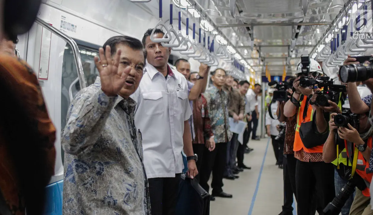 Wakil Presiden Jusuf Kalla menaiki MRT (Mass Rapid Transit) dari Stasiun Bundaran HI Jakarta, Rabu (20/2). Kalla ditemani Menhub Budi Karya Sumadi, dan Gubernur DKI Anies Baswedan saat menjajal MR rute Bundaran HI-Lebak Bulus. (Liputan6.com/Faizal Fanani)