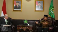 Menteri Agama Lukman Hakim Saifuddin (kanan) berbincang dengan Dubes AS untuk Indonesia, Joseph R Donovan di Kemenag, Jakarta, Selasa (7/2). Kunjungan tersebut untuk memperbanyak kerjasama di bidang pendidikan. (Liputan6.com/Helmi Fithriansyah)