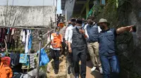 Gubernur Jawa Barat Ridwan Kamil saat meninjau dan memberikan bantuan kepada keluarga yang tertimpa longsor di RT 01/08 Kelurahan Curug, Kecamatan Bogor Barat, Kota Bogor, Rabu (20/7)/Foto: Biro Adpim Jabar.