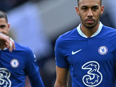 Ekspresi pemain Chelsea, Pierre-Emerick Aubameyang (kanan) dan Enzo Fernandez setelah timnya dipermalukan Tottenham Hotspur 0-2 di pekan ke-25 Premier League yang berlangsung di Tottenham Hotspur Stadium, Minggu (26/2/2023) malam WIB. (AFP/Justin Tallis)