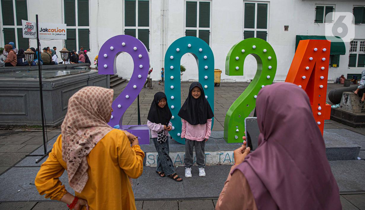 Mulai dari anak-anak sampai orang tua terlihat menikmati masa liburannya di kawasan Kota Tua. (Liputan6.com/Faizal Fanani)