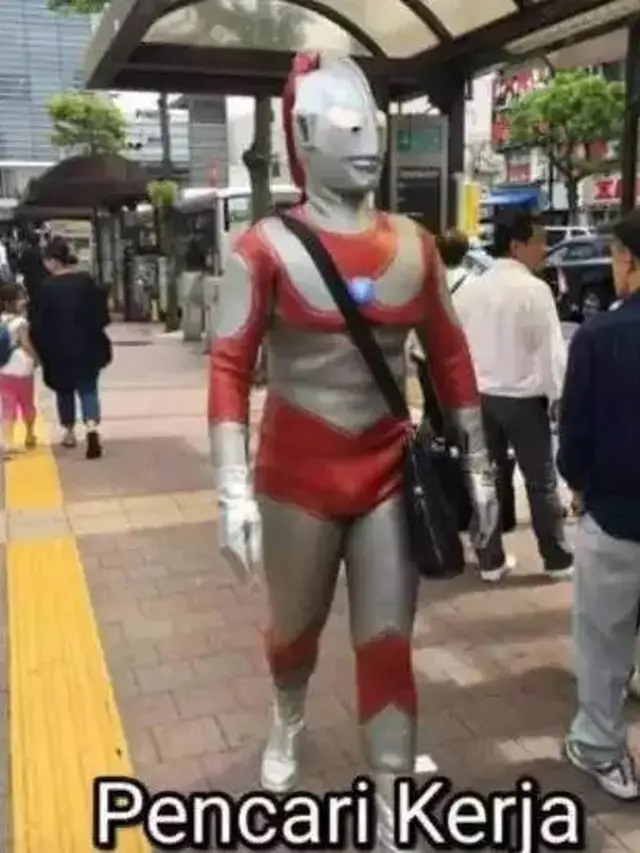 12 Potret Orang Pakai Kostum Ultraman di Tempat Umum Ini Kocak