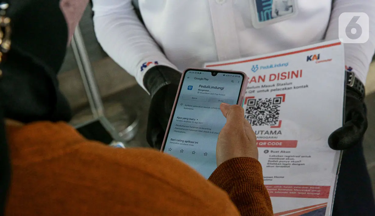 Calon penumpang KRL memindai kode batang melalui aplikasi PeduliLindungi di Stasiun Manggarai, Jakarta, Selasa (7/9/2021). PT KAI Commuter melakukan uji coba penggunaan aplikasi PeduliLindungi bagi pengguna KRL di 11 stasiun, diantaranya Sudirman, Kebayoran, dan Palmerah (Liputan6.com/Faizal Fanani)