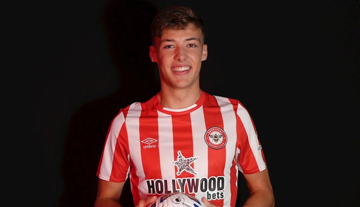 Aaron Hickey. Bek kiri Skotlandia berusia 20 tahun ini baru saja didatangkan Brentford dari Bologna dengan nilai transfer 16,5 juta euro atau setara Rp250 miliar dengan durasi kontrak hingga Juni 2026. Selama 2 musim berseragam Bologna, ia total tampil dalam 48 laga di semua ajang dengan torehan 5 gol dan 1 assist. (brentfordfc.com)