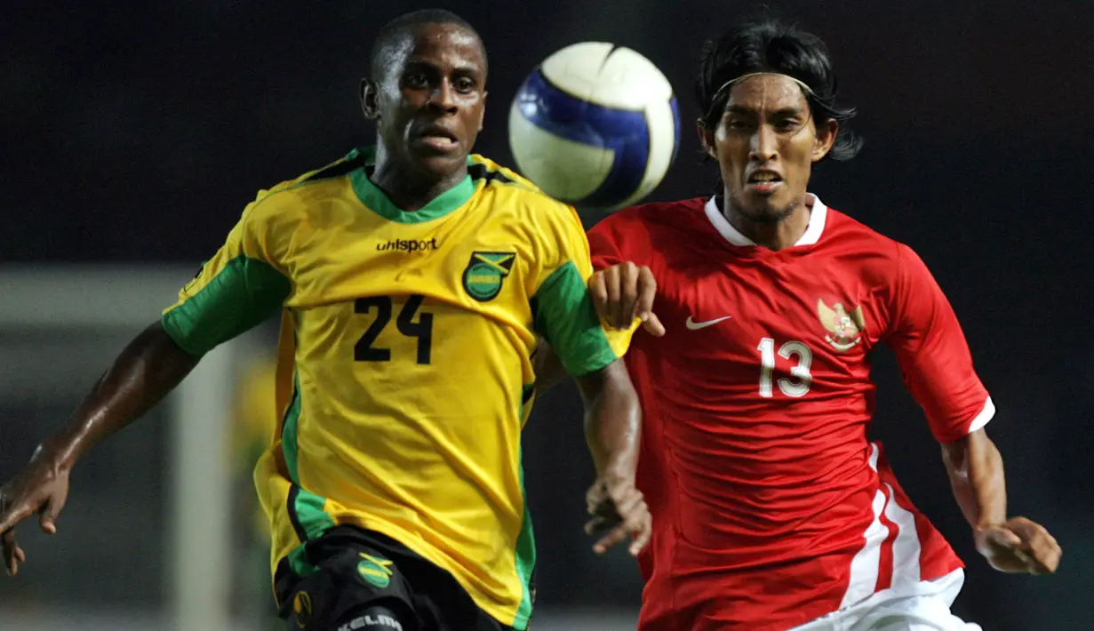Budi Sudarsono (kanan) mencetak gol pertamanya di Piala AFF edisi 2002 saat imbang 2-2 dengan Vietnam. Ia juga dipercaya kembali untuk membela Timnas Indonesia di ajang Piala AFF 2008. Total, Budi Sudarsono telah mengoleksi 6 gol bersama Skuat Garuda di ajang tersebut. (AFP/Bay Ismoyo)