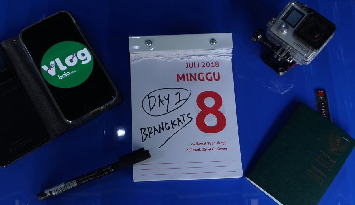 Cerita ini rangkaian Diaries Piala Dunia pertama dari saya, jurnalis Bola.com, Okie Prabhowo yang pada Minggu, (8/7/2018) berangkat ke Moskow. Ikuti keseruan saya saat hari pertama di Rusia yang uniknya malah bertemu Bobotoh. (Bola.com/Okie Prabhowo)