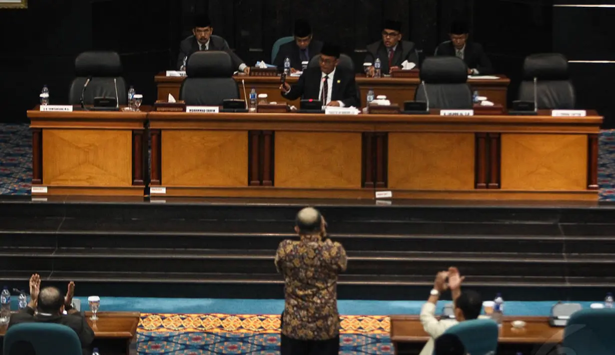 Ketua DPRD DKI, Prasetyo Edi Marsudi, memimpin rapat paripurna pengumuman Ahok sebagai gubernur, Jakarta, Jumat (14/11/2014). (Liputan6.com/Faizal Fanani)