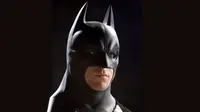 Ironis mengingat Batman tidak mau mengungkapkan identitasnya, apalagi memamerkan “bagian pribadi”nya.