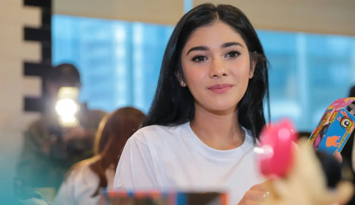 Restu juga telah didapatkan dari keluarganya. Meski demikian, baik orangtua Nay maupun sang kekasih Roestiandi tak menuntutnya segera melepas meresmikan hubungannya. (Adrian Putra/Bintang.com)