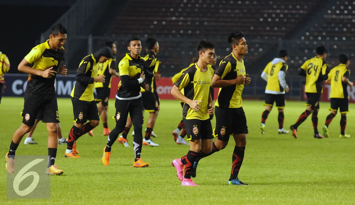 Pemain Sriwijaya berlari saat latihan uji lapangan di Stadion GBK Jakarta, Kamis (23/6/2016). Sriwijaya akan melakoni laga lanjutan Torabika Soccer Championship presented by IM3 Ooredoo kontra Persija, Jumat (24/6). (Liputan6.com/Helmi Fithriansyah)