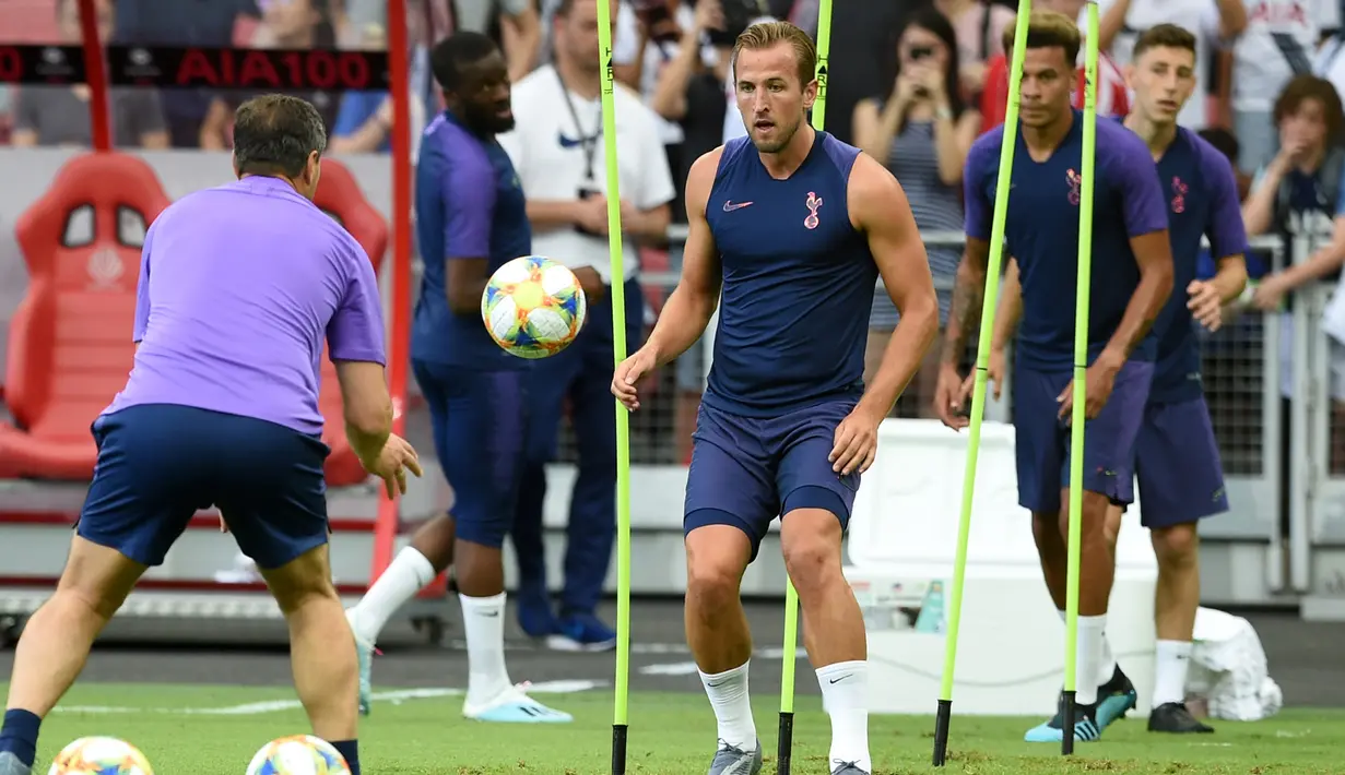 Penyerang Tottenham Hotspur, Harry Kane saat mengikuti latihan tim di Singapura  (19/7/2019). Tottenham akan bertanding melawan Juventus pada International Champions Cup 2019 di National Stadium, Singapura. (AFP Photo/Roslan Rahman)