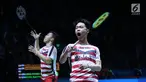 Ganda putra Indonesia Kevin Sanjaya Sukomuljo/Marcus F Gideon saat lawan Mads Conrad Petersen/Mads Pieter Kolding (Denmark) di 8 besar Indonesia Open 2018, Istora GBK, Jumat (6/7). Kevin/Marcus unggul 20-22, 22-20, 21-18. (Liputan6.com/Helmi Fithriansyah)