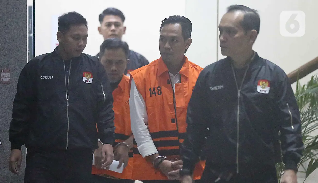 Bupati Cilacap, Jawa Tengah, Syamsul Auliya Rachman saat digiring petugas menuju mobil tahanan di Gedung Merah Putih Komisi Pemberantasan Korupsi (KPK), Jakarta, Sabtu (14/3/2026). Komisi Pemberantasan Korupsi (KPK) resmi menahan dua tersangka terkait dugaan pemerasan dan penerimaan lainnya di lingkungan Pemerintah Kabupaten Cilacap, Jawa Tengah. (Liputan6.com/Helmi Fithriansyah)