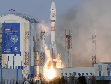 Roket ruang angkasa Soyuz-2.1b membawa Meteor-M 2-1 diluncurkan dari Cosmodrome Vostochny, sebuah fasilitas di wilayah Amur, Rusia, dekat perbatasan China (28/11). Roket ini membawa satelit pemantau ke lapisan atmosfer. (AFP Photo/Kirill Kudryavtsev)