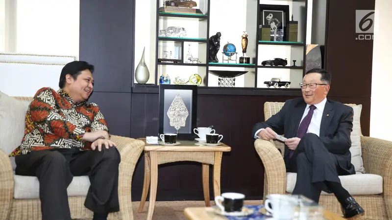 Menteri Perindustrian Airlangga Hartanto bersama Executive Chairman dan CEO BlackBerry, John Chen melakukan pertemuan di Jakarta, Rabu (9/8). Dalam pertemuan itu keduanya membahas perkembangan aplikasi Blackberry di Indonesia. (Liputan6.com/Faizal Fanani)