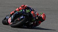 Pembalap Monster Yamaha, Fabio Quartararo,&nbsp;berhasil menorehkan waktu tercepat dan mengamankan pole position pada kualifikasi MotoGP Spanyol 2025 di Sirkuit Jerez, Sabtu (26/4/2025) sore WIB. (AFP/Javier Soriano)