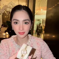 Angel Karamoy saat Valentine dapat jam Rolex. [@realangelkaramoy]