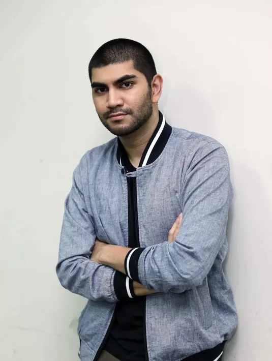 "Belum pernah ada serial zombie berupa digital, Ini akan jadi lain daripada yang lain," kata Gandhi disela-sela syuting serial tersebut, di kawasan Depok, Jawa Barat, Sabtu (13/2/2016). (Nurwahyunan/Bintang.com)