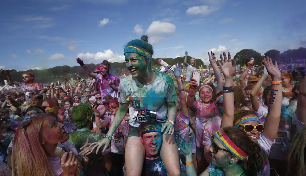 Salah satu aksi peserta Sydney Color Run saat mengikuti lomba lari sejauh lima kilometer, (24/8/2014). (REUTERS/Jason Reed)