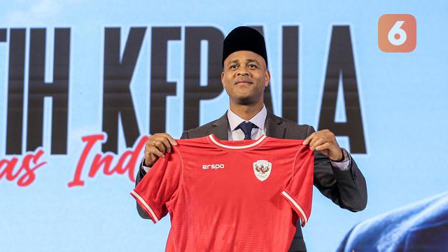 Foto: Momen Patrick Kluivert Pakai Peci saat Konferensi Pers Perkenalan Pelatih Baru Timnas Indonesia
