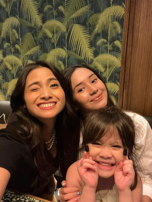 <p>Pada Minggu (05/06/2022) malam, Acha Septriasa dan Beby Tsabina kompak mengunggah pertemuan mereka di feeds Instagram masing-masing. Pada momen ini, Acha juga mengajak serta putri semata wayangnya, Bridgia Kalina Kharisma yang biasa dipanggil Brie. (Foto: instagram.com/@bebytsabina)</p>