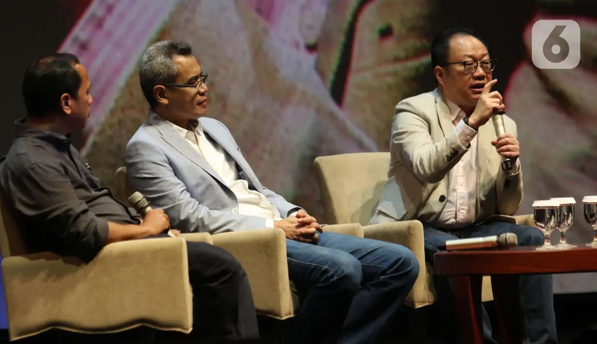 CEO Mandiri Capital Eddie Danusaputra dan Presdir OVO Karaniya Dharmasaputra berdiskusi dalam Indonesia Digital Conference (IDC) 2019 di Jakarta, Kamis (28/11/2019). Acara yang digelar oleh AMSI ini mempertemukan pengusaha, banker, start up, pemerintah, dan masyarakat. (Liputan6.com/Angga Yuniar)