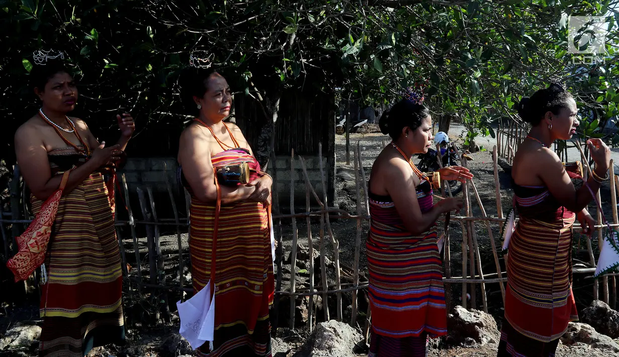 Sejumlah wanita menghadiri upacara penyambutan peresmian bantuan bedah rumah di Desa Oebelo, NTT, Selasa (14/8). Upacara penyambutan bertema persaudaraan, persatuan, kebersamaan dan rasa kekeluargaan yang sangat mendalam. (Liputan6.com/Johan Tallo)