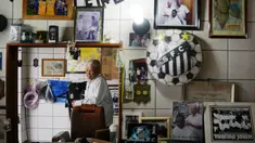 Pria bernama Joao Araujo ini pernah menjadi penata rambut legenda Brasil, Pele. (AP Photo/Matias Delacroix)
