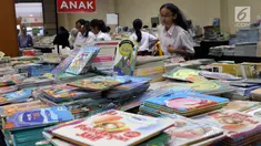 Seorang pelajar melihat-lihat buku pada Indonesia International Book Fair 2019 di Jakarta Convention Center, Kamis (5/9/2019). Indonesia International Book Fair 2019 menghadirkan ratusan ribu buku dari berbagai penerbit dan berlangsung hingga 8 September 2019. (Liputan6.com/Helmi Fithriansyah)