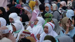 Peserta aksi massa Gerakan Nasional Kedaulatan Rakyat berbuka puasa bersama saat unjuk rasa di depan Gedung Bawaslu, Jalan MH Thamrin, Jakarta, Selasa (21/5/2019). Dalam aksinya, mereka Bawaslu memeriksa hasil Pemilu 2019 yang dinilai banyak terdapat kecurangan. (Liputan6.com/Helmi Fithriansyah)