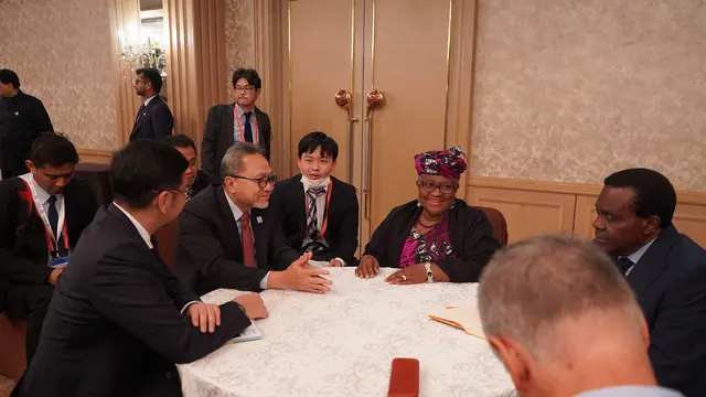 Menteri Perdagangan (Mendag) Zulkifli Hasan  saat melakukan pertemuan  dengan Direktur Jenderal WTO Ngozi Okonjo-Iweala di Osaka, Jepang, pada Sabtu, (28/10/2023).