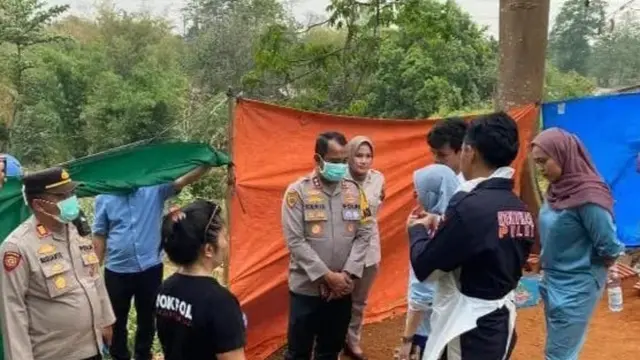 Pihak keluarga saksikan ekshumasi mayat korban didampingi polisi. (Liputan6.com/Arief Pramono)