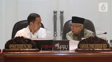 Presiden Joko Widodo berbincang dengan Wakil Presiden Ma'ruf Amin saat memimpin rapat terbatas di Kantor Presiden, Jakarta, Senin (9/12/2019). Ratas tersebut membahas pelaksanaan program kredit usaha rakyat tahun 2020. (Liputan6.com/Angga Yuniar)