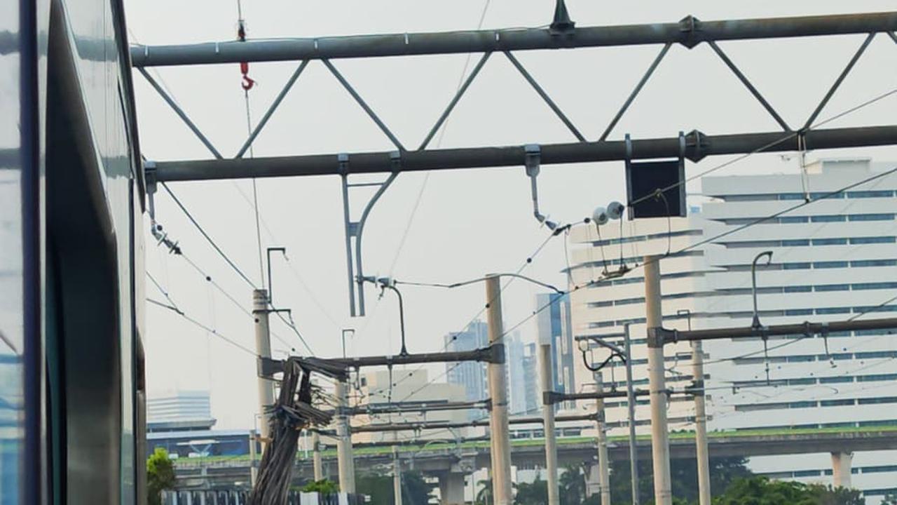 Muatan Crane Jatuh di Jalur MRT.