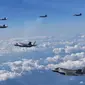 Jet tempur Angkatan Udara AS F-35 dan jet tempur F-15 Korea Selatan terbang di atas Semenanjung Korea, Korea Selatan (31/8). (South Korea Defense Ministry via AP)