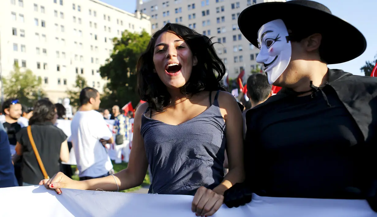 Demonstran berteriak saat berunjuk rasa terhadap kesepakatan perdagangan TPP, Santiago, Chili, (4/2). Tujuan TPP adalah mendorong liberalisasi negara-negara di kawasan Asia-Pasifik. (REUTERS/Ivan Alvarado)