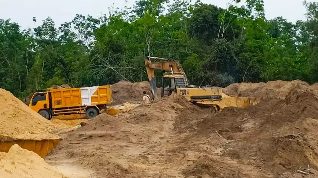 Penambangan ilegal di kawasan hutan produksi yang diungkap Direktorat Reserse Kriminal Khusus Polda Riau.