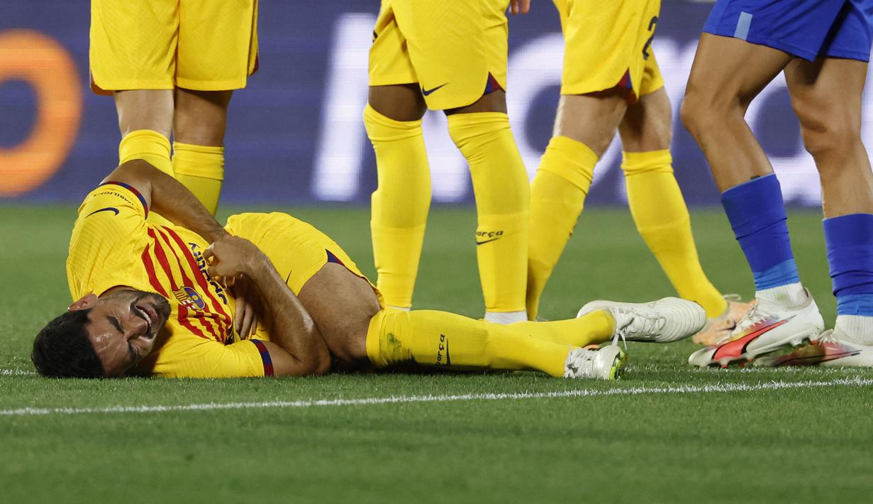 Pemain Barcelona, Ilkay Gundogan mengeram kesakitan saat laga pekan pertama Liga Spanyol 2023/2024 melawan Getafe di Coliseum Alfonso Perez Stadium, Getafe, Spanyol, 14 Agustus 2023 WIB. (AFP/Javier Soriano)