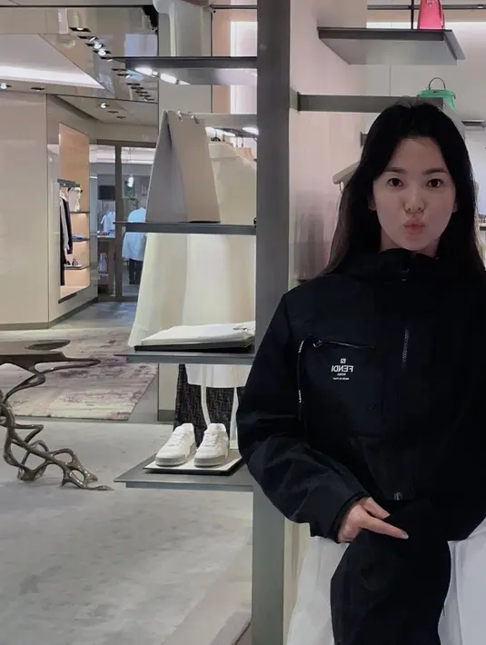 Song Hye Kyo liburan di Roma. (Instagram/ kyo1122)