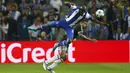 Bek Porto, Bruno Martins Indi (kiri) berubut bola udara dengan penyerang Chelsea, Kenedy pada laga Liga Champions di Stadion Dragao, Portugal Rabu (30/9/2015). Porto Menang atas Chelsea dengan skor 2-1. (Reuters/Rafael Marchante)