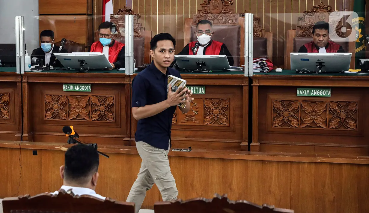 Terdakwa kasus dugaan pembunuhan berencana terhadap Brigadir Nofriansyah Yosua Hutabarat atau Brigadir J, Richard Eliezer menjalani sidang lanjutan di PN Jakarta Selatan, Jakarta, Senin (12/12/2022). Sidang itu beragenda mendengarkan keterangan saksi Putri Chandrawathi yang juga merupakan terdakwa dalam kasus yang sama. (Liputan6.com/Johan Tallo)