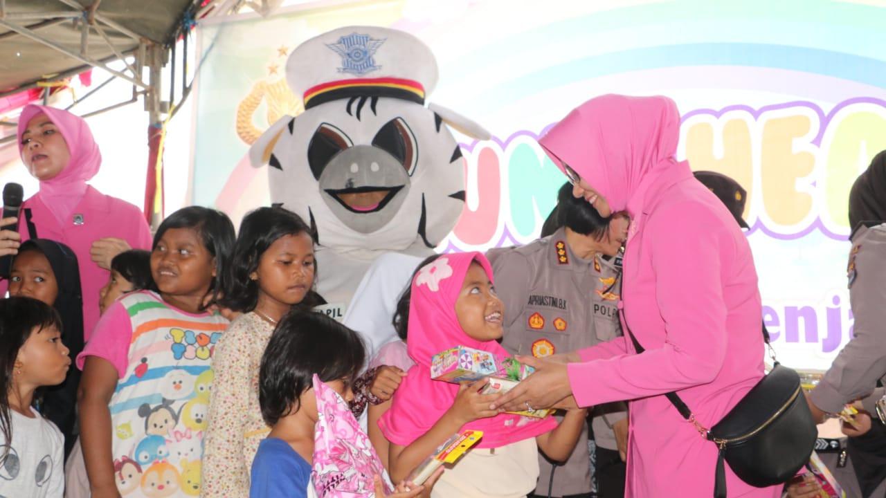 Polisi Cantik Hibur Korban Pengungsian Tsunami Selat Sunda