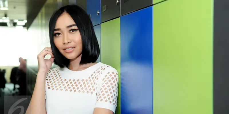 Tatapan Seksi Rinni Wulandari yang Bikin Dada Berdebar